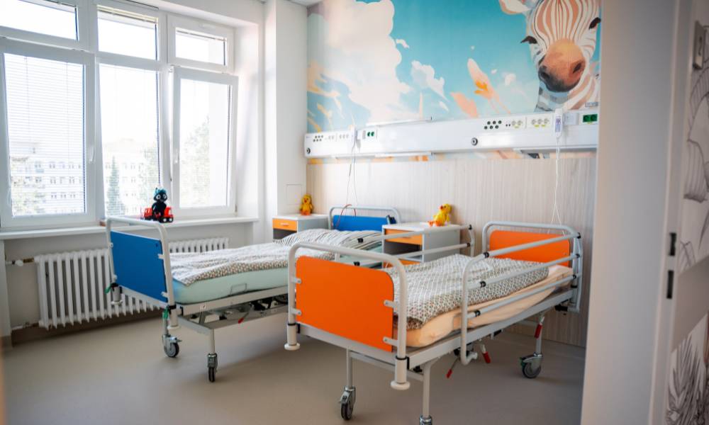 👶 Nemocnice Vyškov má nové moderní dětské oddělení. Rekonstrukce za téměř 46 milionů korun přinesla komfortnější pokoje s vlastním sociálním zařízením, nové zázemí pro zdravotníky i krásnou dětskou hernu vytvořenou ve spolupráci s Nadací Archa Chantal. 💙 Cílem bylo vytvořit prostředí, ve kterém se budou malí pacienti i jejich rodiče cítit co nejlépe a bezpečně. I příjemné okolí totiž pomáhá k rychlejšímu uzdravení. ✨