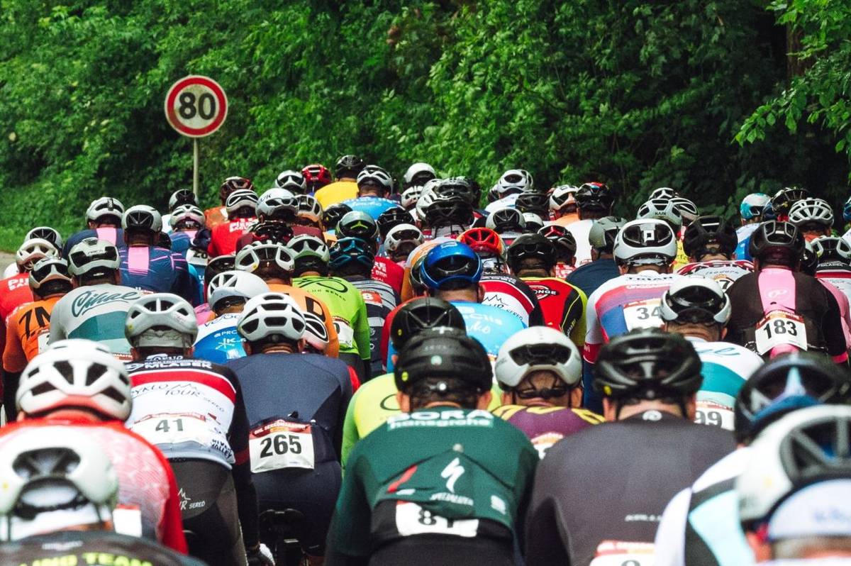 V nedeľu 24. mája 2026 prejde cez Piešťany jubilejný 20. ročník cyklistického podujatia DHL Sereďmaratón. Organizátori očakávajú prejazd pelotónu mestom približne v čase od 11:00 do 11:40 hod., pričom na viacerých komunikáciách môže dôjsť ku krátkodobým dopravným obmedzeniam.