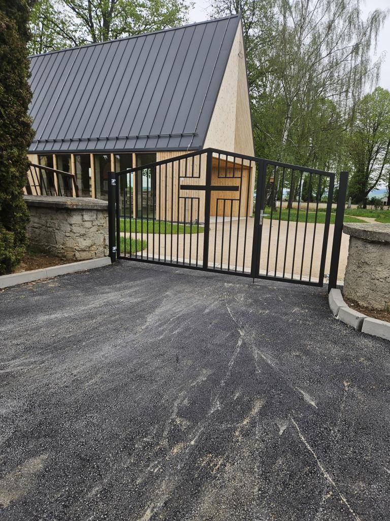 Informujeme občanov, že práce na úprave verejných priestranstiev na cintoríne boli úspešne ukončené.   V rámci realizácie bolo vybudovaných 14 nových parkovacích miest. Celkové náklady na realizáciu stavebných prác vrátane stavebného dozoru predstavovali 112 670,72€.  Ďakujeme za vašu trpezlivosť.