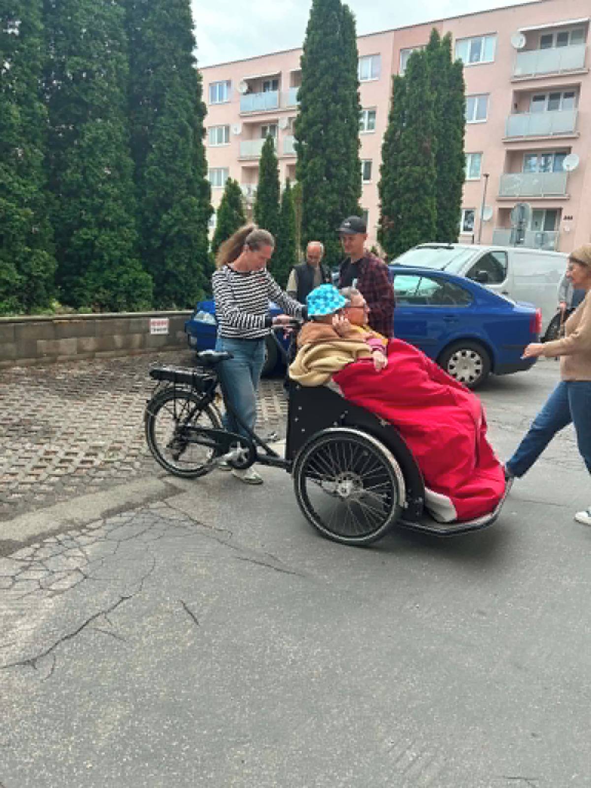 Volá sa Cyklorikšou za zážitkami a vznikol spoluprácou Trenčianskeho dobrovoľníckeho centra, Cyklokoalície a Sociálnych služieb mesta Trenčín. Jeho pôvod je v Dánsku a môžete ho poznať pod názvom Cycling without age (bicyklovanie neobmedzené vekom). Cyklorikšou za zážitkami je dobrovoľnícky program, ktorý je založený na spolupráci dobrovoľníkov 15+ a klientov Zariadenia opatrovateľskej služby na Piaristickej ulici. [...]Čítať viac...