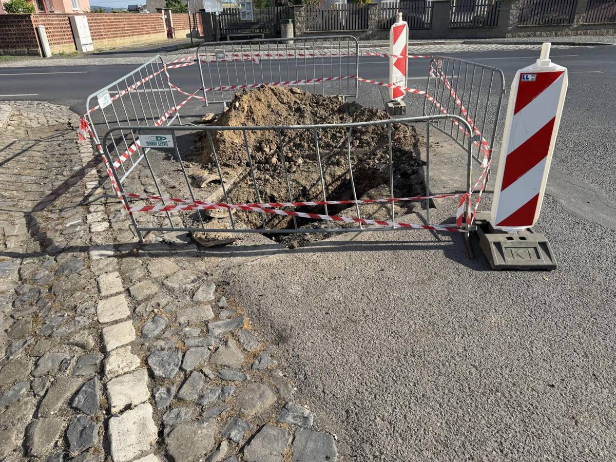 Upozorňujeme na probíhající práce na komunikaci v prostoru křižovatky u autobusové zastávky.