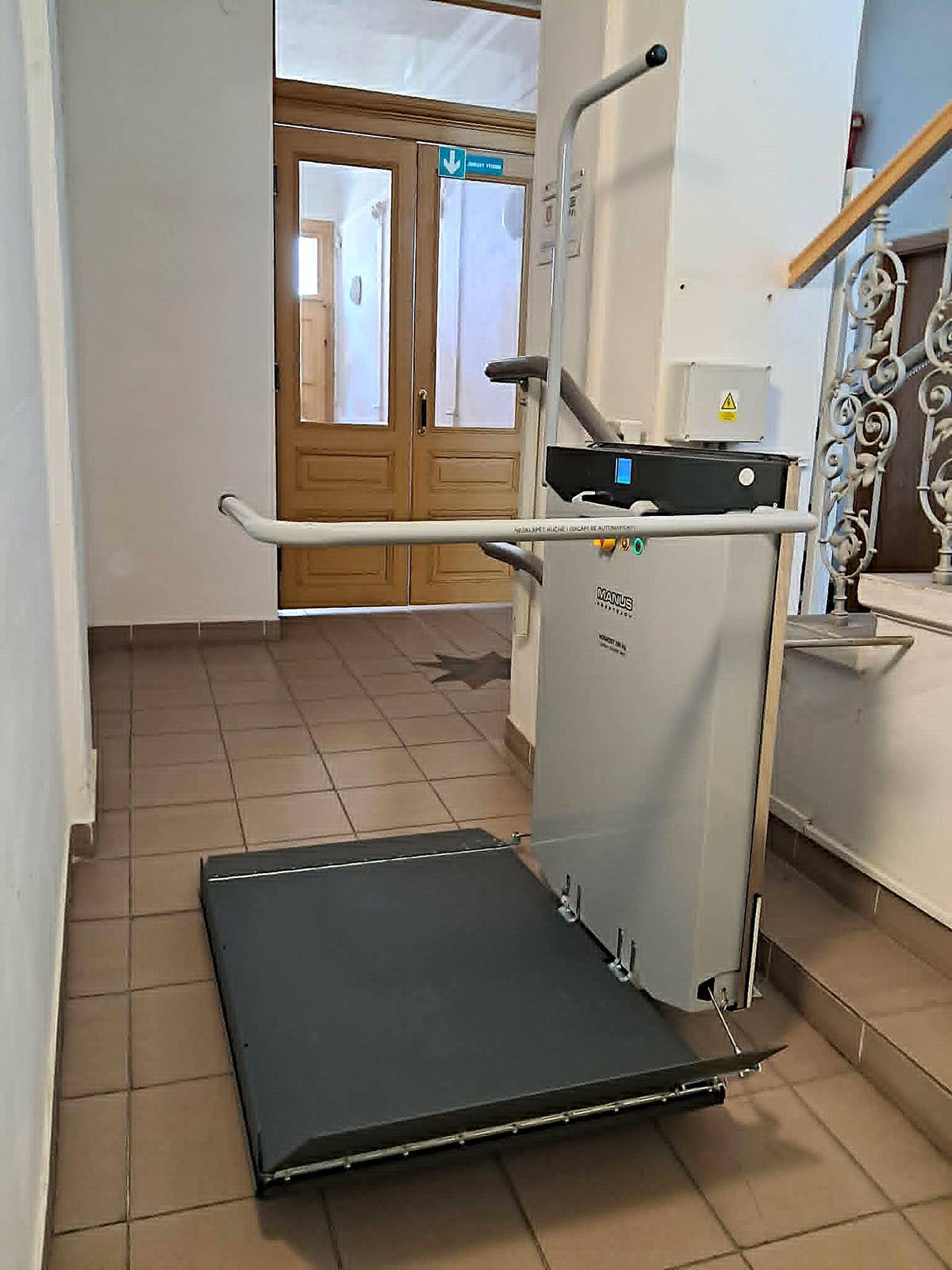 Kino Panorama Boskovice dokončilo výměnu schodišťové plošiny pro osoby se sníženou pohyblivostí. Nové zařízení výrazně zlepší bezbariérový přístup do budovy kina a zajistí bezpečnější a komfortnější přepravu návštěvníků na invalidním vozíku.