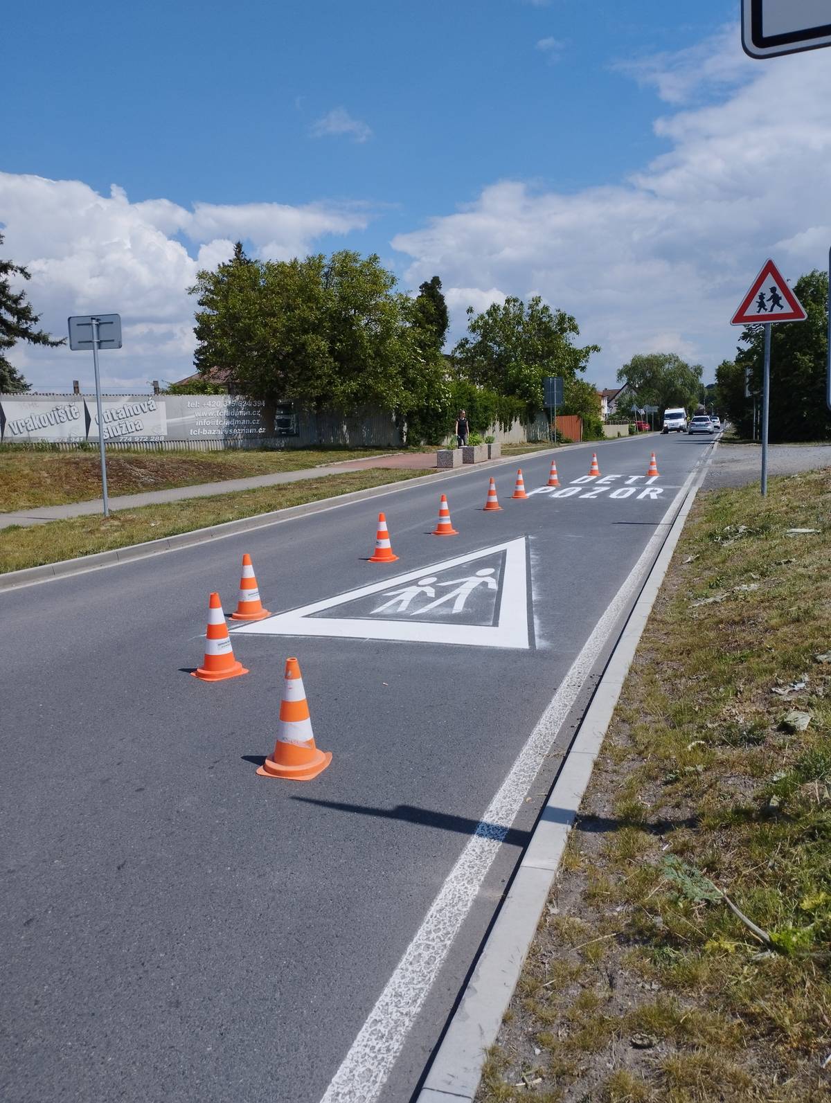 Vážení občané, dnes proběhlo vodorovné značení Pozor děti na silnici u Citadely. Pevně věříme, že přispěje k větší bezpečnosti !
