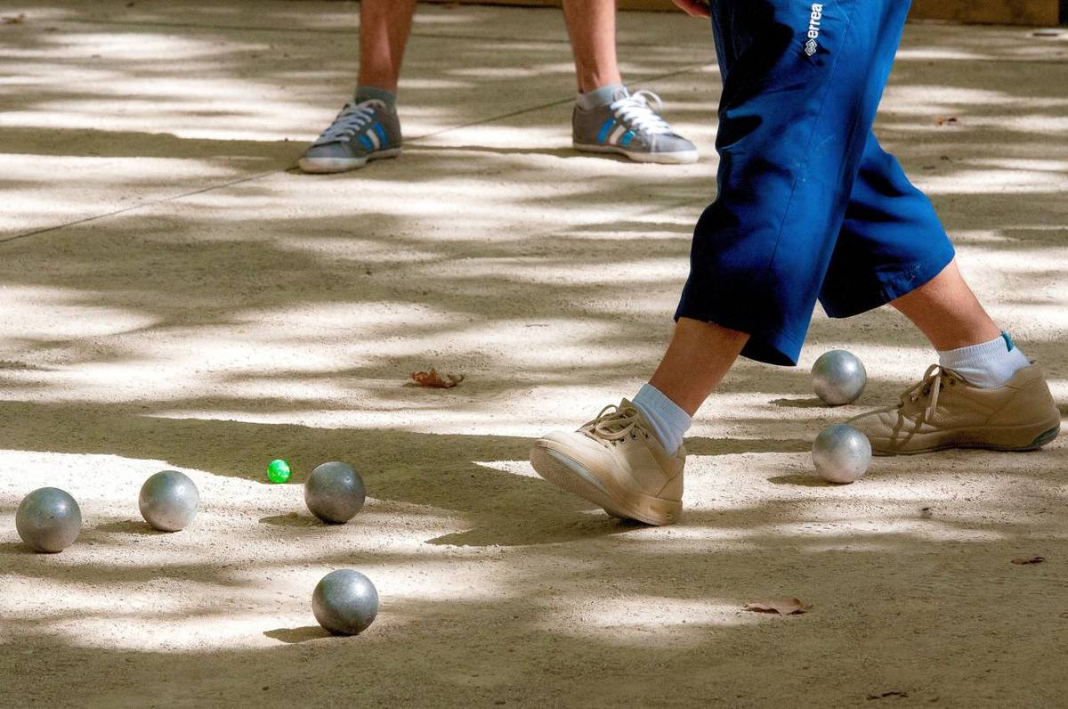 První ročník turnaje ve hře pétanque se uskutečnil v neděli 17. května odpoledne za restaurací V Cihelně.  Organizátorky z místní pobočky Seniorů ČR ve Zbůchu v čele s paní Zdeňkou Salákovou zaregistrovaly ke hře celkem 9 tříčlenných týmů.