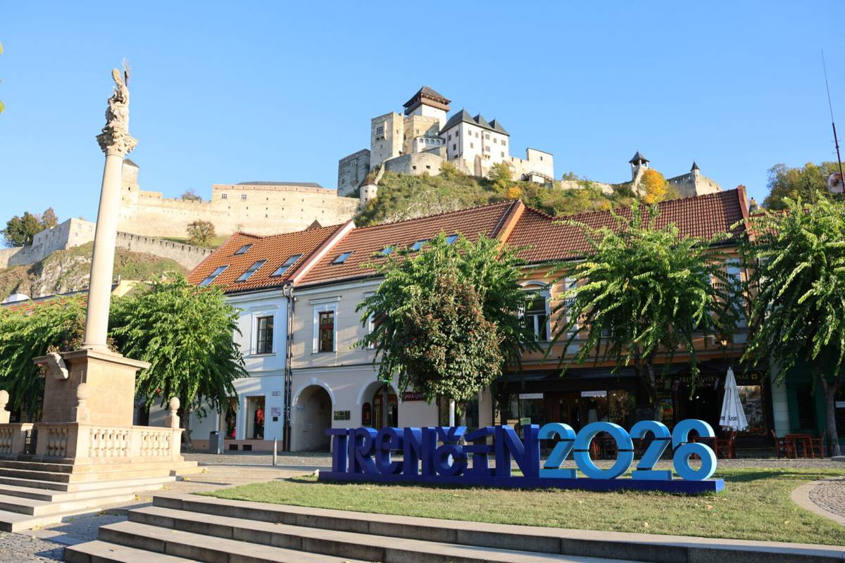 Európske kultúrne leto v Trenčíne prinesie takmer sto unikátnych podujatí, ktoré premenia naše mesto na živú scénu umenia, hudby, divadla a komunitných stretnutí. Jeho program predstavili dnes, v piatok 22. mája 2026, na Trenčianskom hrade domácim i zahraničným novinárom. Na programe spolupracujú mesto Trenčín, Trenčiansky samosprávny kraj, kultúrne inštitúcie spolu s tímom projektu Trenčín 2026 [...]Čítať viac...