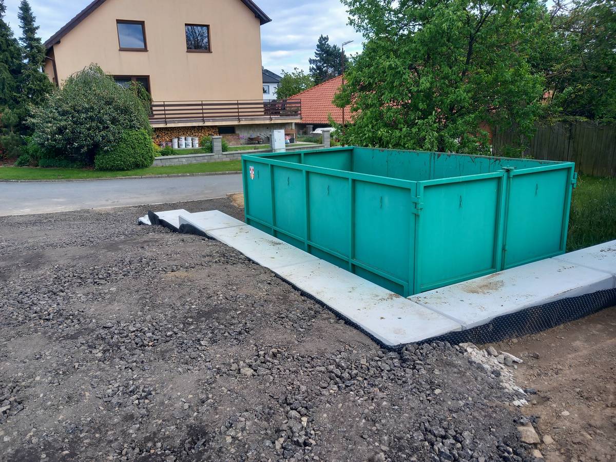 V letošním roce plánujeme postupnou revitalizaci všech kontejnerových stání v naší obci. Prvním dokončeným místem je nové stanoviště pro kontejner na bioodpad u kurtů, které prošlo úpravou a přemístěním tak, aby bylo pro občany pohodlnější a bezpečnější k využívání.