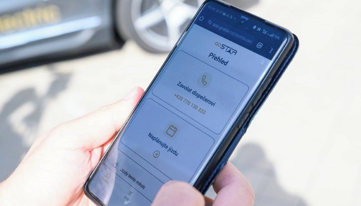 Zlín - Služba Senior taxi oslaví 2. června svůj první rok působení ve Zlíně. Statutární město přichází při této příležitosti s novinkou, která začne platit od pondělí 1. června. Senioři starší 75 let a držitelé průkazů ZTP a ZTP/P, pro které je služba určena, mohou získat dvě jízdy měsíčně navíc. Stačí k tomu maličkost – objednat si jízdy prostřednictvím webové aplikace.