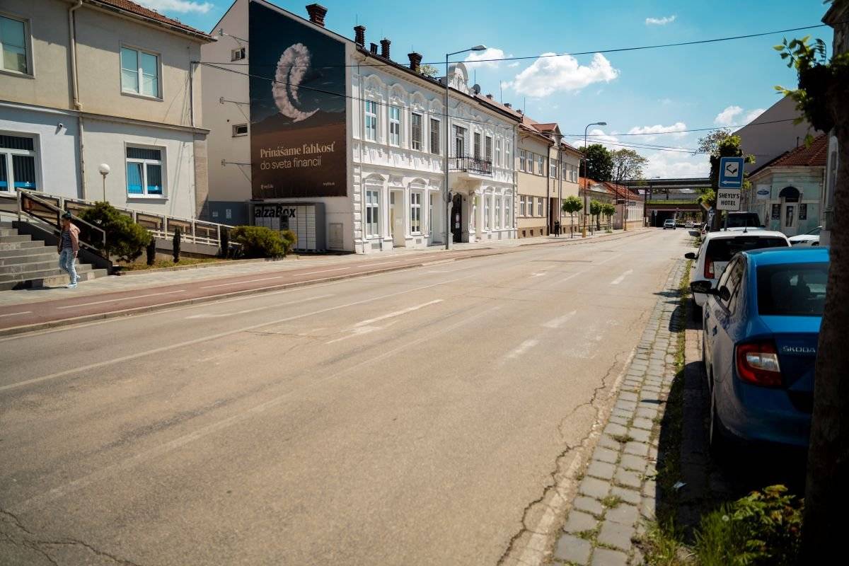 Mesto Trnava začne s obnovou povrchu vozovky na Ulici Andreja Žarnova. Práce ovplyvnia dopravu v okolí nemocnice, preto prosíme vodičov, aby v lokalite rátali so zdržaním, sledovali dočasné dopravné značenie a rešpektovali pokyny štátnej aj mestskej polície.    V pondelok 1. júna a v utorok 2. júna bude úsek od Figara po odbočku k urgentnému príjmu Fakultnej nemocnice Trnava od 7.00 do 18.00 h neprejazdný pre motorové vozidlá. Chodci a cyklisti budú môcť úsek naďalej využívať.     Od 3. júna približne do 16. júna bude úsek prejazdný jednosmerne. Obchádzkové trasy budú vyznačené dopravným značením.     Vjazd do areálu nemocnice aj výjazd z neho bude vedený cez Tamaškovičovu ulicu.   Úsek pred novou nemocnicou zostane prístupný iba pre záchrannú zdravotnú službu a obslužné vozidlá nemocnice.     Podrobné informácie nájdete v tomto článku.     Ďakujeme za trpezlivosť a ospravedlňujeme sa za dočasne znížený komfort.