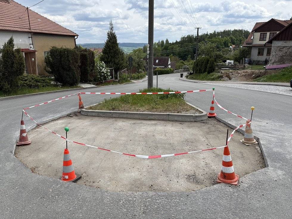 Upozorňujeme na změny v autobusové dopravě v místní části Hořice. Z důvodu pokládky asfaltu v prostoru točny nebudou od půlnoci z neděle na pondělí 25. května do středy 27. května autobusové spoje zajíždět do centra místní části. V tyto dny bude zastávka Blansko, Hořice bude dočasně přesunuta na parkoviště na začátku zástavby. Další podrobnosti se dočtete zde.