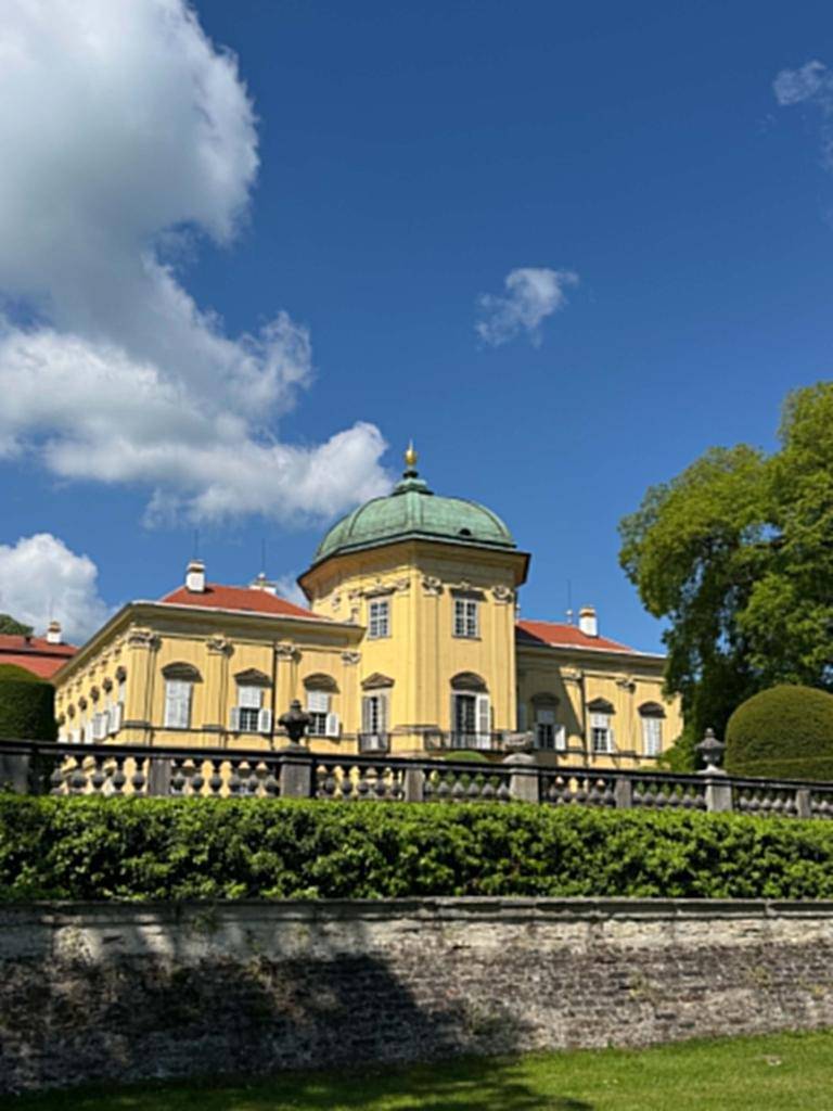 V utorok 19. júna sa seniori z obce Biely Kostol zúčastnili príjemného poznávacieho výletu na zámok Buchlovice. Počas prehliadky obdivovali historické priestory zámku, nádhernú architektúru aj rozkvitnuté zámocké záhrady.Výlet sa niesol v príjemnej atmosfére, plnej dobrej nálady.