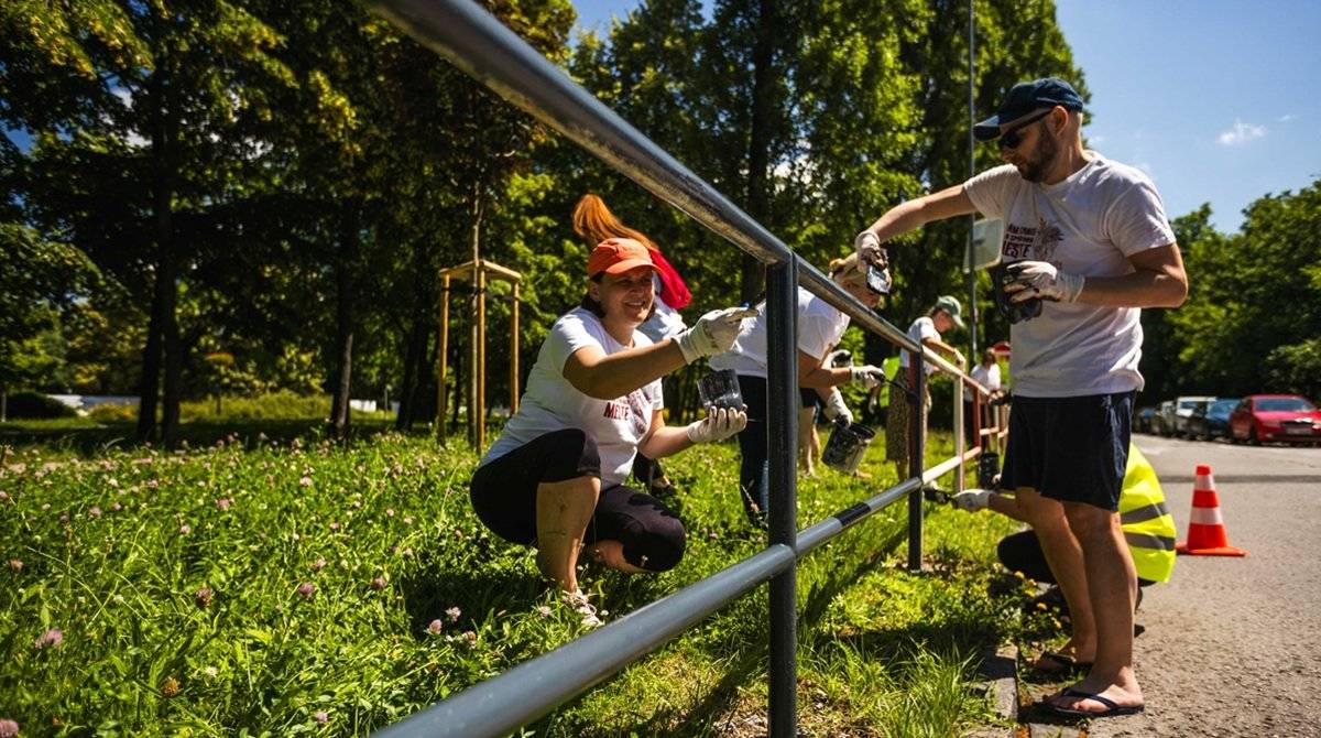 Na najväčšie podujatie firemného dobrovoľníctva Naše Mesto sa prihlásili tisícky dobrovoľníkov a dobrovoľníčok z firiem. Už 5. júna 2026 budú pomáhať v organizáciách po celom Slovensku aj v našom meste. Tradične sa k nim môžu pridať aj záujemcovia z radov širokej verejnosti. Pomoc potrebujú neziskovky, školy, škôlky, zariadenia pre seniorov, rodinné centrá, športoviská aj útulky po celom Slovensku. Zapojiť sa dá do rôznorodých aktivít  – od čistenia prírody a zveľaďovania verejných priestorov až po pomoc zariadeniam sociálnych služieb. Prihlasovanie pre verejnosť je otvorené do 29. mája 2026. Na aké dobrovoľnícke aktivity priamo v Trnave sa ešte dá prihlásiť? Všetky informácie o voľných miestach pre dobrovoľníkov nájdete na webe podujatia. Tento rok je pre dobrovoľníkov výnimočný. Naše Mesto oslavuje dvadsiate narodeniny a pripomína si dvadsať rokov dobrovoľníckej pomoci po celom Slovensku. Okrem toho je súčasťou Medzinárodného roka dobrovoľníctva, ktorý bol vyhlásený Valným zhromaždením OSN. Každý, kto 5. júna príde pomáhať na dobrovoľnícke aktivity označené logom Naše Mesto, sa tak zapíše na svetovú mapu dobrovoľníctva. Ďakujeme, že aj v Trnave máte srdce na správnom meste.