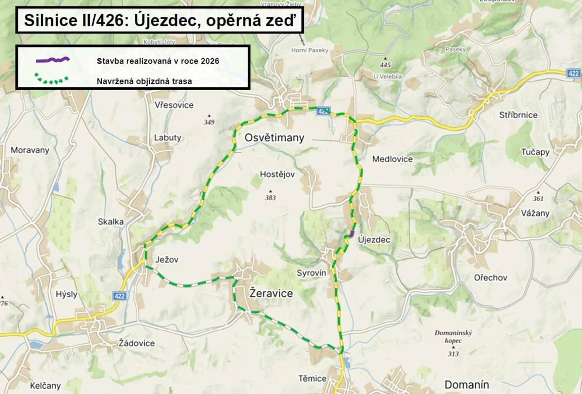 Úplná uzavírka silnice II/426 mezi Újezdcem a Syrovínem začne od 1. června a potrvá do září 2026. Důvodem uzavírky je výstavba opěrné zdi, která má zajistit silnici proti sesuvu a zlepšit její bezpečnost.