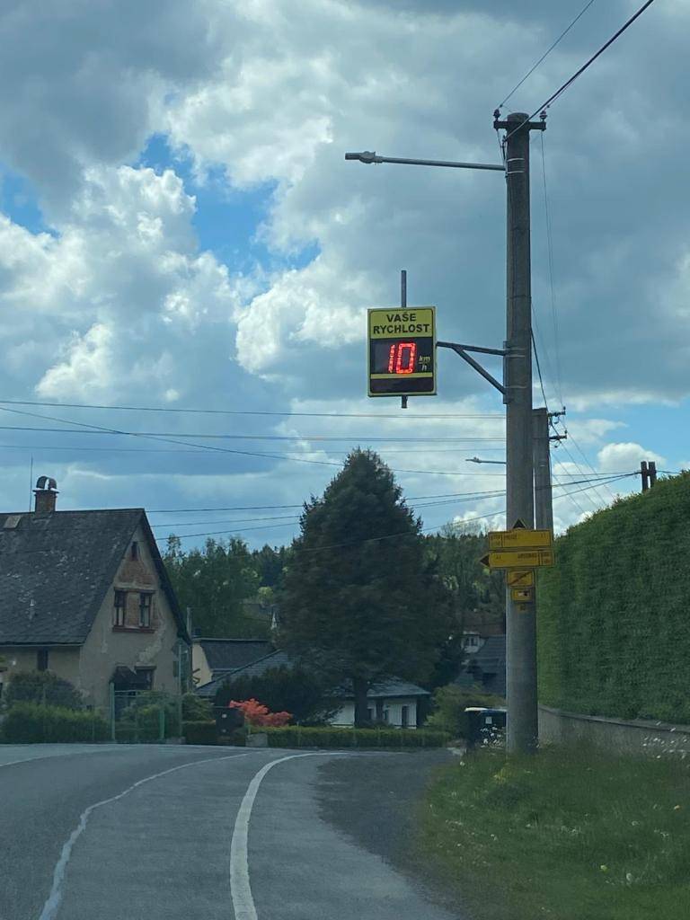 V rámci zvýšení bezpečnosti v obci byl na komunikaci směrem od Jablonce nainstalován měřič rychlosti. Věříme, že přispěje ke snížení rychlosti vozidel vjíždějících do Rádla.