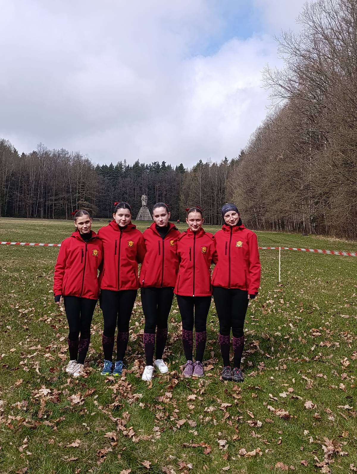 S velkou radostí a hrdostí informujeme o mimořádném sportovním úspěchu naší rodačky Terezy Ženožičkové. Dne 11. dubna 2026 se v Trocnově pod sochou Jana Žižky konalo Mistrovství České republiky dorostu v závodu hasičské všestrannosti a brannosti (ZHVB). Družstvo dorostenek SDH Rovensko zde dosáhlo vynikajícího výsledku a vybojovalo 2. místo, čímž získalo titul 1. vicemistryň České republiky. 👏 Tereza Ženožičková nastoupila jako posila tohoto úspěšného pětičlenného týmu, který tvořily Terka, Terka, Ivča, Ema a Lucka. Společným úsilím, nasazením a pečlivou přípravou pod vedením trenérů dosáhly reprezentantky skvělého umístění v celostátním měřítku. Tento krásný výsledek je důkazem nejen talentu a píle závodnic, ale také kvalitní práce trenérů a silného zázemí SDH Rovensko za podpory SDH Dolní Studénky. Všem patří velké poděkování za vzornou reprezentaci nejen sboru, ale i celé naší obce. 💙 Terezko, srdečně gratulujeme k tomuto krásnému úspěchu a přejeme mnoho dalších sportovních i osobních vítězství!