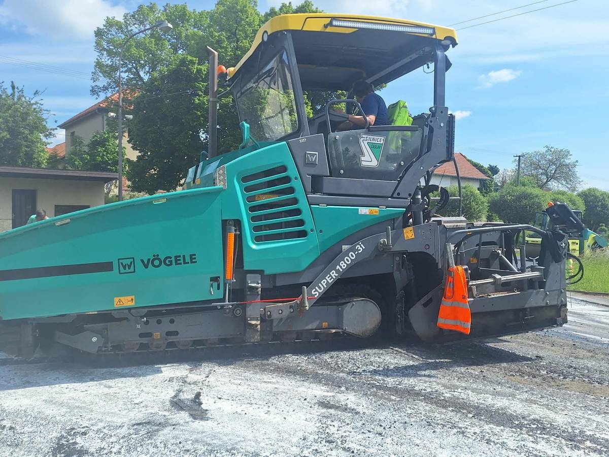Oprava komunikace Olšany - Souňov. 25.5.pokládka vrchní živičné vrstvy v Olšanech. 26.5 - 31.5. pokládka vyrovnávací + vrchní živičné vrstvy od Olšan do Souňova. V tento čas bude silnice neprůjezdná. Místním bude umožněn vjezd po domluvě se stavbou. Děkujeme za pochopení.