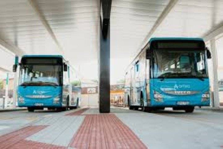 Mesto Topoľčany v snahe vylepšiť služby prímestskej autobusovej dopravy pristupuje od 30.05.2026 k zmene organizácie dopravy na Autobusovej stanici v Topoľčanoch. Táto zmena sa dotkne občanov všetkých okolitých obcí, ktorí využívajú služby prímestskej autobusovej dopravy. Zmena organizácie dopravy na autobusovej stanici v Topoľčanoch vyplynula z tej skutočnosti, že mesto Topoľčany ukončilo rekonštrukciu autobusových nástupíšť, konkrétne tej časti autobusových nástupíšť, kde sú nástupištia č. 13 až č. 18.   Spoje teraz odchádzajúce z nástupišťa č. 25 budú odchádzať z nástupišťa č. 13, z nástupišťa č. 26 budú odchádzať z nástupišťa č. 14, z nástupišťa č. 27 budú odchádzať z nástupišťa č. 15, z nástupišťa č. 28 budú odchádzať z nástupišťa č. 16, z nástupišťa č. 29 budú odchádzať z nástupišťa č. 17 a z nástupišťa č. 30 budú odchádzať z nástupišťa č. 18.   Táto zmena bude platná od 30.05.2026, a o tejto zmene budú mať cestujúci informácie na jednotlivých nástupištiach, taktiež budú informačné tabule umiestnené na vonkajšej stene budovy autobusovej stanice zo strany autobusových nástupíšť a tiež budú informačné tabule umiestnené aj pri výstupe z podchodov na nástupištia. Okrem autobusovej stanice, budú tieto informácie dostupné na webovej stránke mesta, facebooku mesta Topoľčany  a informácia bude zaslaná cez aplikáciu MUNIPOLIS všetkým užívateľom tejto aplikácie a tiež bude zverejnená zmena organizácie dopravy v Rádiu Topoľčany.   Mestskej autobusovej dopravy sa táto zmena organizácie dopravy na autobusovej stanici v Topoľčanoch nedotkne, tá bude zabezpečovaná z rovnakých nástupíšť  a výstupíšť ako je tomu teraz (jedná sa o nástupištia/výstupištia č. 31, 32, 33, 34).   Cestujúca verejnosť si vie odchody jednotlivých spojov pozrieť na webovej stránke CP • Všetky cestovné poriadky • Vyhľadanie spojenia  a informácie o jednotlivých autobusových linkách si cestujúci vedia pozrieť na webovej stránke Portál CIS CP. Okrem toho existuje viacero aplikácií pre mobilné telefóny napr. aplikácia Cestovné poriadky CP, v ktorých si cestujúci vedia informácie o odchodoch jednotlivých autobusových spojov pozrieť, vrátane informácie, že z ktorého autobusového nástupišťa autobusový spoj odchádza.