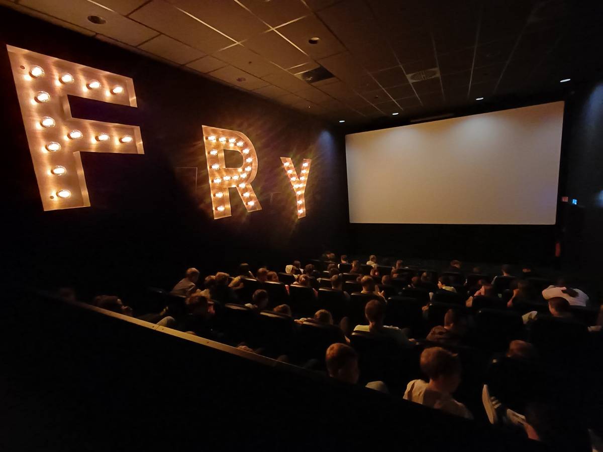 V květnu pokračovaly školní výměny mezi Vimperkem a Freyungem. V dubnu se vzájemně ve svých městech navštívili studenti ZŠ Smetanova a freyungské Realschule a na ně navázala v květnu ZŠ T. G. Masaryka. V úterý 19. května jeli žáci ZŠ TGM do Freyungu, kde se setkali s místními. Ti si pro ně připravili túru po městě, při níž ve smíšených skupinách plnili úkoly a hledali různé zajímavosti. Nejvíce však české žáky zaujala krásná nová zemská výstava “Hudba v Bavorsku”, která se nachází hned pod kostelem na náměstí. V několika budovách se rozkládá moderní interaktivní expozice věnovaná historii hudby, slavným osobnostem, kapelám a hudebním nástrojům. Ve středu 20. května na oplátku přijeli žáci z Freyungu k nám do Vimperka. Po přivítání v němčině byli žáci rozdělení do smíšených skupin a absolvovali krátký orientační běh na Vodníku v areálu pevných kontrol, který zde loni vybudoval Fischer Ski klub Vimperk. Na celkem šesti kontrolách na ně ještě čekaly úkoly ukryté pod QR kódy. Celý orientační běh končil v informačním centru na náměstí Svobody, kde je umístěna symbolická poslední kontrola. Po vyhlášení prvních třech nejlepších týmů čekal žáky společný oběd na škole. Moc děkujeme žákům i učitelkám za skvělou spolupráci a přípravu. Školní výměny se konaly v rámci přeshraničního projektu „Turistický rozvoj atraktivit v bavorsko-českém příhraničí“, který je financován z přeshraničního programu Interreg Bavorsko-Česko 2021-2027. Díky němu města Vimperk a Freyung vybudovala Pivovarské terasy a rozhlednu na Geyersbergu a trasu ArchitekTÚRA BEZ HRANIC, která obě místa spojuje. Součástí projektu jsou pak i další aktivity jako třeba proběhlé školní výměny. Lenka Pechoušková, odbor školství, kultury a cestovního ruchu