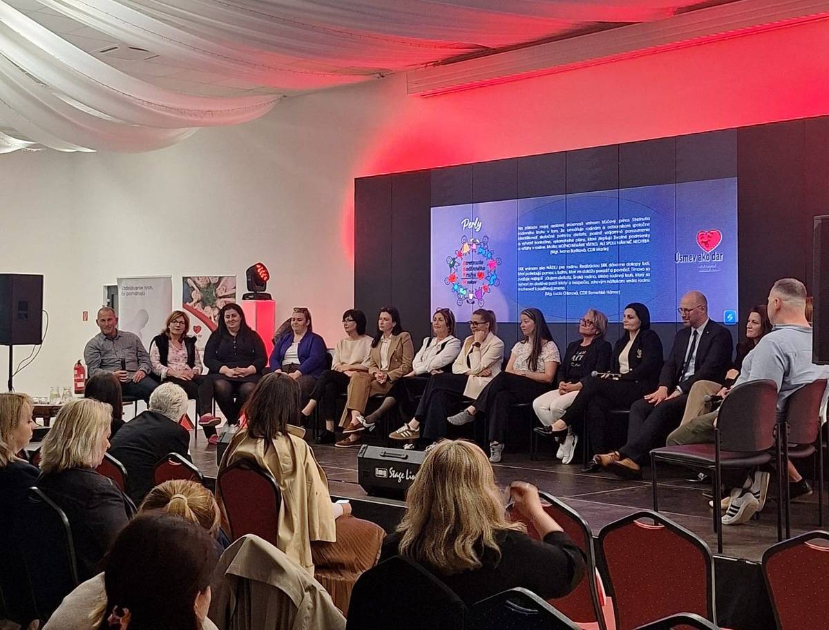 12. – 13. mája 2026 sa vo Vígľaši konala jubilejná konferencia 20 rokov rodinných konferencií na Slovensku, ktorá patrí medzi najvýznamnejšie odborné podujatia v oblasti sociálnoprávnej ochrany detí.     Súčasťou programu bolo aj oceňovanie dlhoročných odborníkov, medzi ktorými bola aj pracovníčka referátu krízovej intervencie a starostlivosti o rodiny s deťmi sociálneho odboru Mestského úradu v Trnave Beáta Fándliová.     Ocenenie získala za dlhoročnú odbornú prácu, podporu systémových riešení pre rodiny a prínos pri implementácii rodinných konferencií do praxe.     Teší nás, že odborná práca zamestnancov MsÚ Trnava získava uznanie aj na celoslovenskej úrovni.     Viac informácií nájdete v tomto článku.