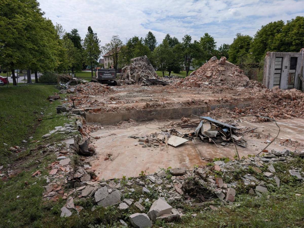 Demoliční práce jsou v plném proudu. Proběhla strojní demolice bagrem, nyní bude probíhat třídění suti a odpadu a přibližně od půlky června se předpokládá drcení stavebního odpadu mobilním drtičem přímo na místě. V průběhu těchto prací může docházet ke zvýšené hlučnosti a prašnosti.