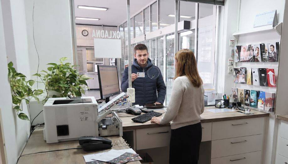 Zlín - Rada města Zlína schválila záměr zavedení systému slev pro občany s trvalým pobytem ve statutárním městě. Projekt označovaný jako „Karta občana“ začne fungovat od pondělí 1. června s výjimkou ZOO Zlín a společnosti STEZA Zlín, kde sleva začne fungovat od 1. září. Velkou výhodou je, že nebude potřeba vydávat žádnou speciální kartu – obyvatelé se při čerpání slev prokážou běžným občanským průkazem.