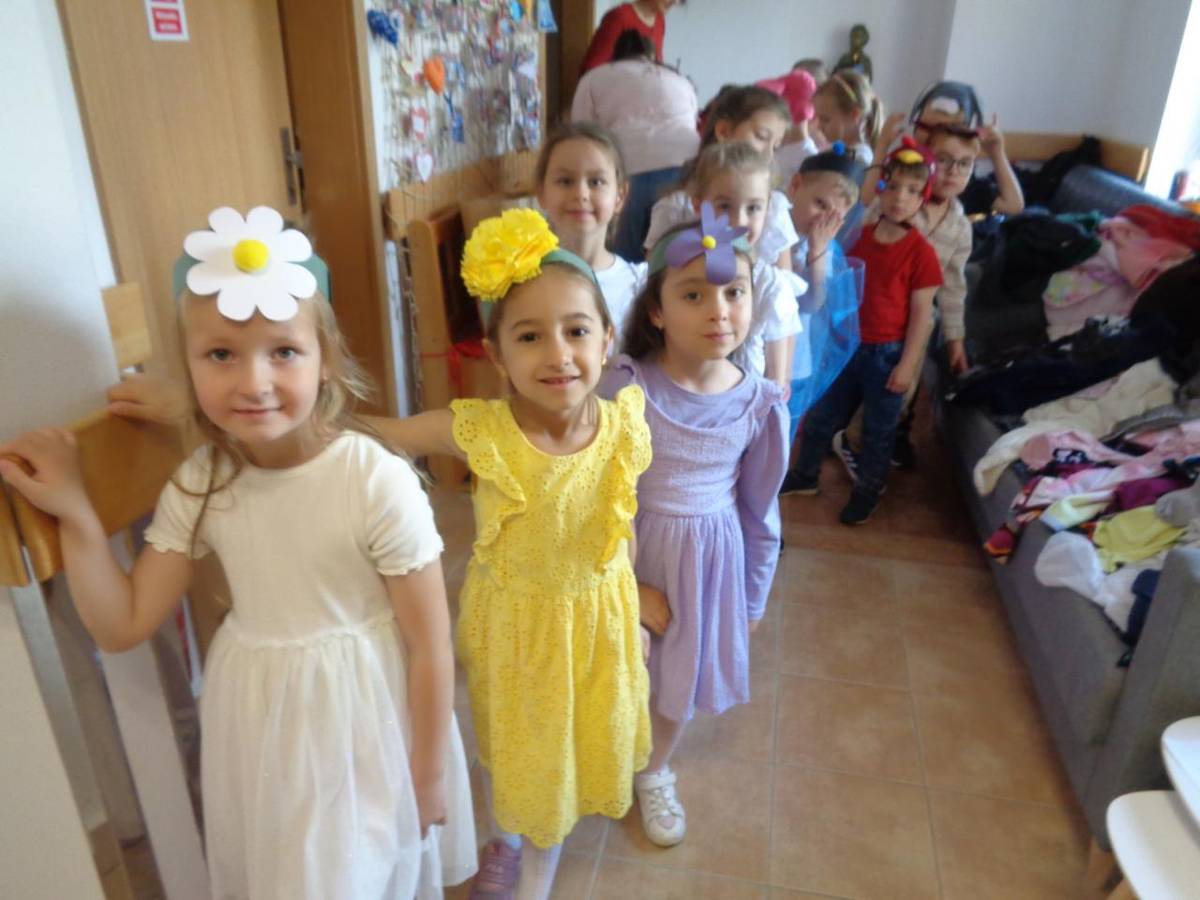 Pri príležitosti krásneho sviatku dňa matiek si pripravili deti z MŠ- TnV z triedy LIENKY milé vystúpenie. Priestory zariadenia sa naplnili radosťou, spevom a úsmevom, ktoré vytvorili príjemnú atmosféru. Deti si pod vedením p. učiteliek pripravili pásmo básničiek, pesničiek a krásne divadielko.