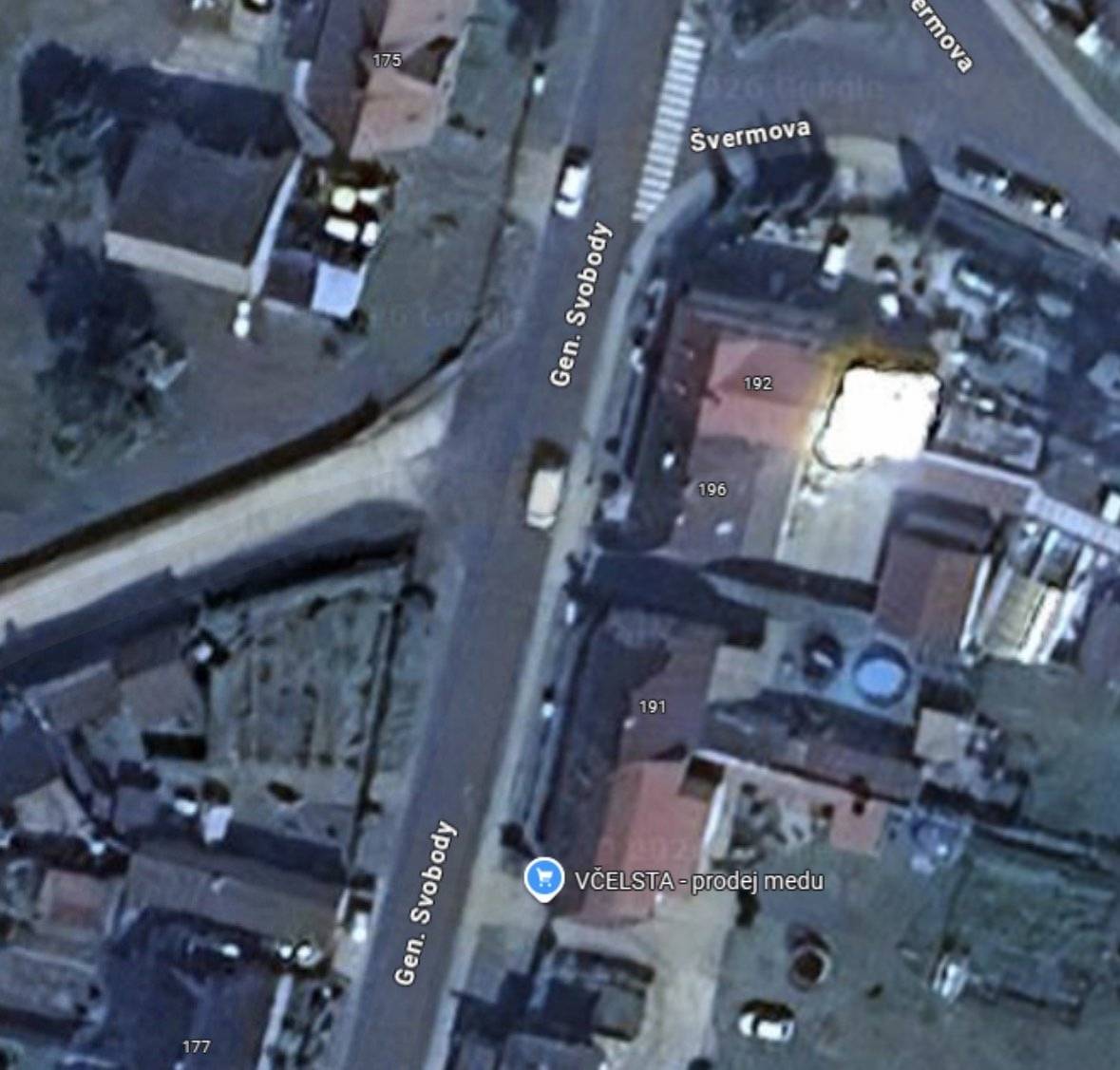 ⚠️ Prosíme o ohleduplnost při parkování ⚠️   V prostoru odbočky k čistírně důlních vod (směr od vlakového nádraží) dochází kvůli zaparkovaným vozidlům ke komplikacím při průjezdu nákladních vozidel a servisní techniky. V případě zásahu by mohl být omezen také průjezd hasičů a dalších složek IZS. Žádáme proto řidiče, aby v tomto místě ponechávali dostatek prostoru pro bezpečné odbočení a průjezd větších vozidel. Děkujeme všem za vstřícnost a ohleduplnost. 🙏