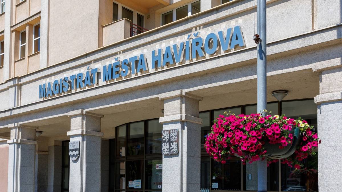 Od pátku 22. května 2026 se z důvodu rekonstrukce datových rozvodů bude z 1.patra budovy A stěhovat živnostenský úřad, Czech Point a další agendy odboru vnitra a živnostenského úřadu do 3. patra téže části budovy.  Upozorňujeme veřejnost na skutečnost, že z důvodu rekonstrukce bude bezbariérový komunikační přístup na registr vozidel neprůchodný, a to po dobu cca 14 dnů.  Pracovníci registru vozidel budou v případě imobilních žadatelů / občanů jejich záležitosti řešit individuálně a za součinnosti doprovázejících osob. Děkujeme za pochopení https://havirov-city.cz/aktuality/rekonstrukce-na-magistratu-omezeni-bezbarierovy-pristupu-na-registr-vozidel