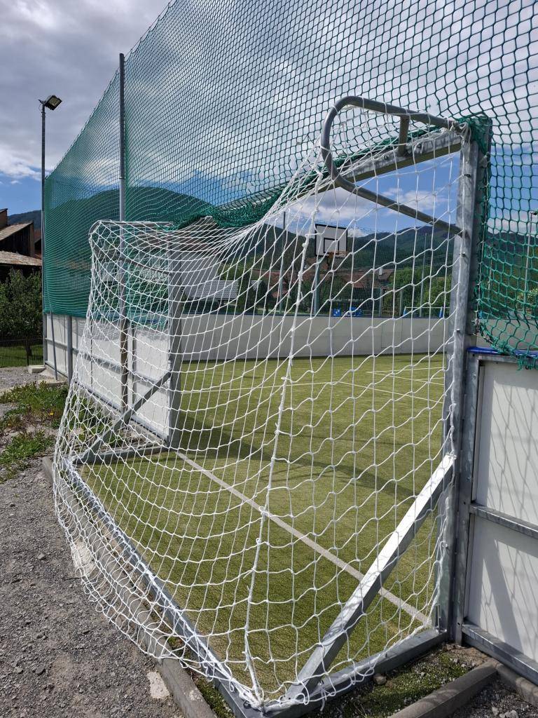 Milí občania,  včera prebehla na našom multifunkčnom ihrisku potrebná údržba, aby mohlo aj naďalej slúžiť všetkým športovcom a najmä našim deťom.  ✔️ prevzdušnil sa trávnik,  ✔️ vymenili sa siete na bránkach,  ✔️ namontovali sa nové krytky.