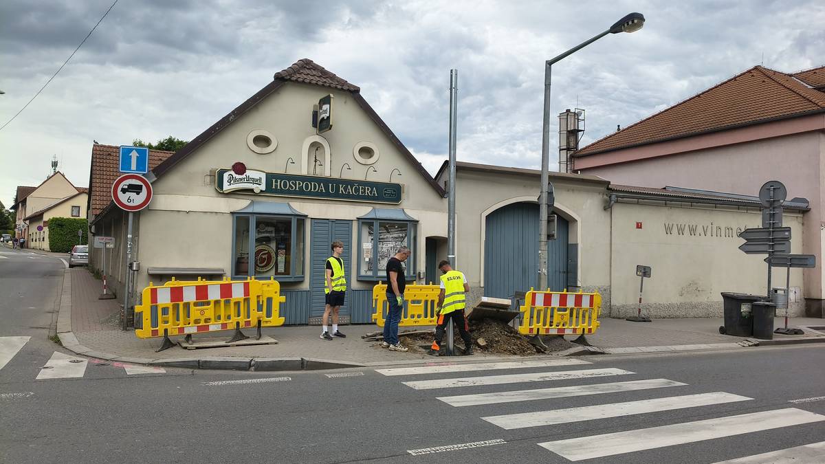 Na křižovatce Mladoboleslavská, Bohdanečská a Živanická dnes začala instalace semaforů.  Prosíme o zvýšenou pozornost při procházení či projíždění lokalitu.  Martin Mach, radni