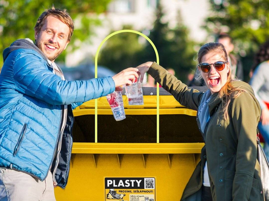 Město Bystřice pod Hostýnem zve na festival BYSTŘICE ŽIJE! 2026. Akce se koná v pátek 29. května a v sobotu 30. května 2026 v zámecké zahradě. Můžete se těšit na koncerty, dětský program i doprovodné atrakce.   Program: PÁTEK 29. 5. 17:00 – Kačes – Dyják a přátelé 18:30 – Patejdl Original Band 20:30 – Kiss Revival Czech Republic   SOBOTA 30. 5. 10:00 – Dětský program 13:30 – Orange 15:00 – Pokáč 16:30 – Street 69 18:30 – Queenie 20:30 – Support Lesbiens 21:30 – DJ Martin Mráz   VSTUPNÉ: PERMANENTKA 390 Kč (prodej on-line na vstupenky.bystriceph.cz nebo osobně v MIC BpH do 22. května 2026) VSTUPNÉ NA MÍSTĚ: PÁTEK 250 Kč / SOBOTA 350 Kč   Držitelé průkazu ZTP/P ZDARMA, osoby do 17 let (včetně) ZDARMA (věk je potřeba prokázat průkazkou nebo její kopií/fotografií – kartička pojištěnce, občanský průkaz, školní průkaz, pas)     Chceme znovu získat certifikát Čistý festival  I letos můžete na našem festivalu třídit odpad díky spolupráci s projektem Čistý festival. Po celém areálu najdete pytle a kontejnery na tříděný odpad, kam můžete jednoduše odložit papír, plast, kov i směsný odpad.  Obsah pytlů pak úklidová četa sváží do velkoobjemových kontejnerů. Odtud putuje na dotřiďovací linku, kde se dále zpracovává a následně recykluje.  Více informací o projektu Čistý festival najdete na webu. https://www.cistyfestival.cz/.    Systém třídění a recyklace obalových odpadů v České republice zajišťuje společnost EKO-KOM. Ta zároveň podporuje odpovědné nakládání s odpadem na kulturních akcích a už 18 let uděluje certifikát Čistý festival letním akcím, které umožňují návštěvníkům třídit odpad, zajišťují jeho následnou recyklaci a udržují areál čistý.
