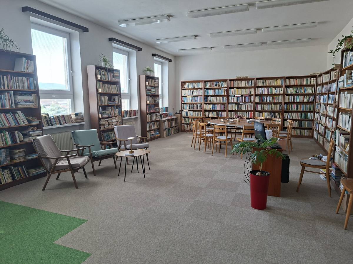 S radosťou vám oznamujeme, že priestory našej knižnice sme opäť o niečo skrášlili a spríjemnili. Novú podlahu doplnilo niekoľko kúskov nového nábytku a štýlové doplnky, vďaka ktorým vznikol ešte útulnejší priestor na čítanie, oddych aj stretnutia. Atmosféru krásne dopĺňajú aj darované izbové rastliny, ktoré knižnici dodali svieži a príjemný nádych. 🌱💚 Poďakovanie patrí vedúcej knižnice za jej kreativitu a všetkým, ktorí sa podieľali na tomto vylepšení. Veríme, že sa u nás budete cítiť ešte príjemnejšie a že knižnica zostane miestom pohody, inšpirácie a dobrej energie. 📖✨ starostka