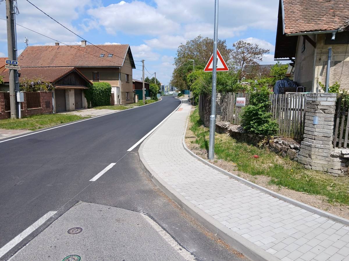 Vážení spoluobčané, jak jste si jistě mnozí z vás všimli, výstavba nového chodníku v ulici Pavlovská byla již dokončena, a to včetně nového stání pro kontejnery na tříděný odpad a nového veřejného osvětlení. V současné probíhá rekonstrukce komunikace v ulici U Větráku. O jejím dokončení vás budeme opět informovat. Hezký de