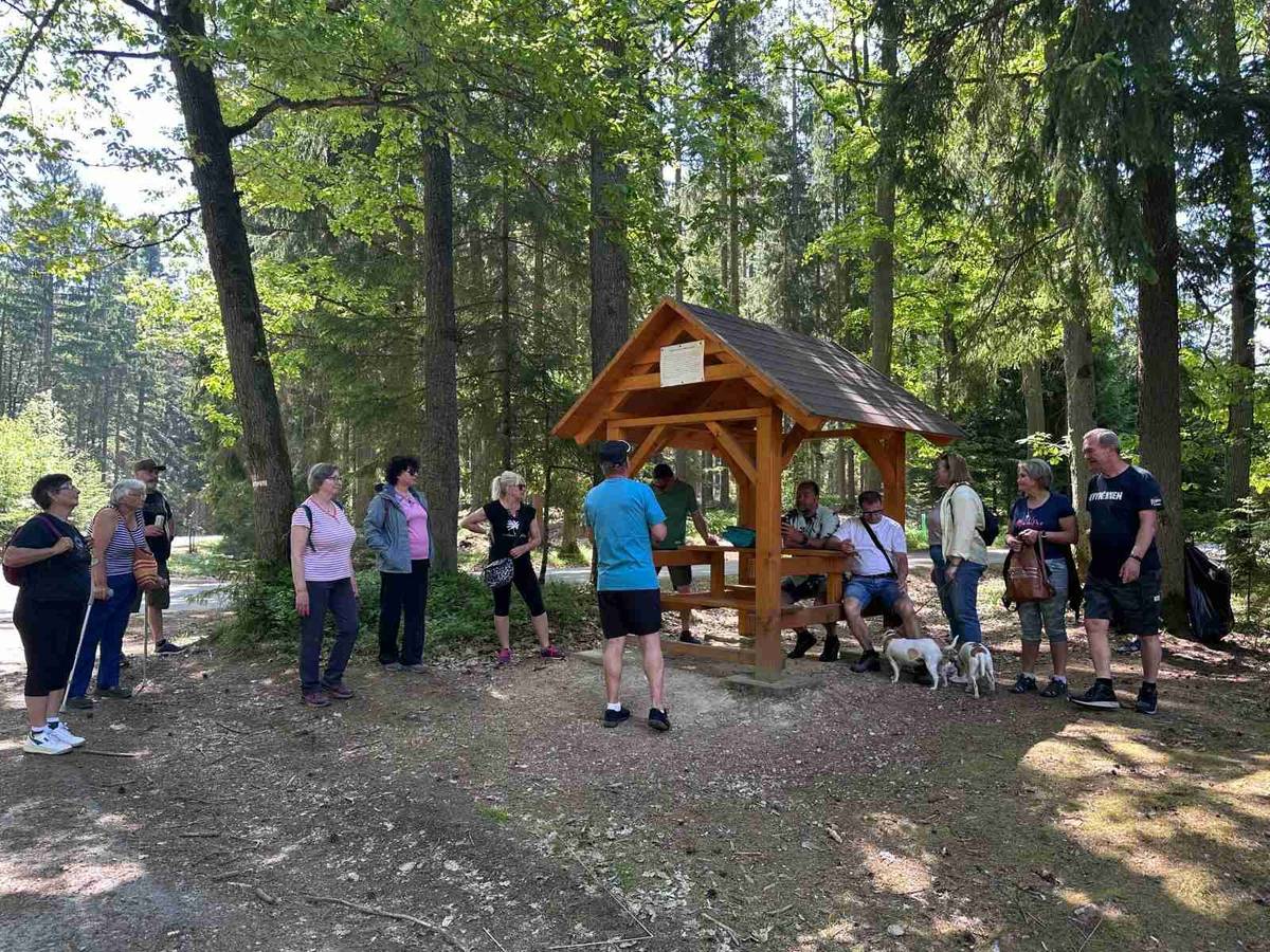 V sobotu 23. května se skupina nadšenců vydala objevovat zaniklé i nově vznikající rybníky na Dubenském potoce. Milan Novotný nás provedl krokem i slovem zajímavou lesní lokalitou a přiblížil historii i současnost místních vodních děl. Počasí bylo horké, což ještě více umocnilo, jak mimořádně suché je letošní jaro.