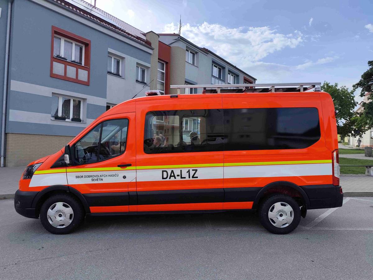 V neděli 24. května si místní hasiči přivezli nové zásahové vozidlo. Projekt pořízení nového dopravního automobilu je podpořen dotací z Jihočeského kraje a z Ministerstva vnitra - generálního ředitelství Hasičského záchranného sboru České republiky. Slavnostní svěcení nového vozidla provede P. Josef Stolařík v neděli 7. června 2026 v 16.00 hodin na školní zahradě v rámci akce Den dětí.