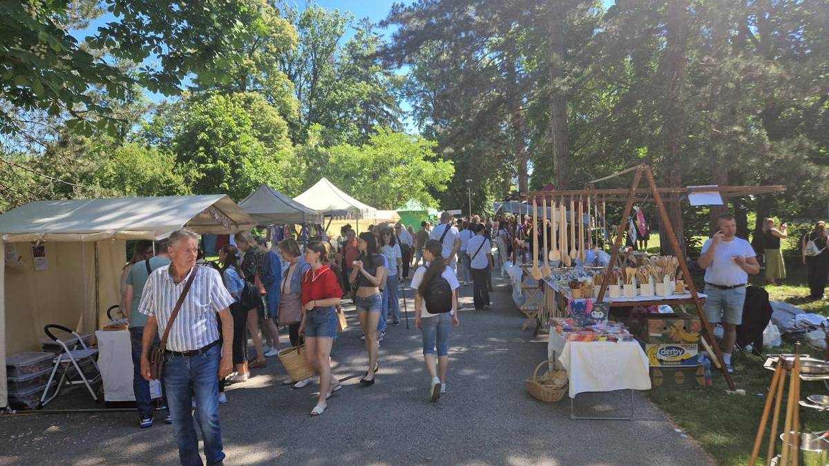 Mestský park v Piešťanoch sa počas víkendu premenil na miesto plné tradičných remesiel, folklóru, hudby a stretnutí. Podujatie Tradičné umelecké remeslá privítalo už svoj 16. ročník a aj tento rok prilákalo stovky návštevníkov z Piešťan i širokého okolia.