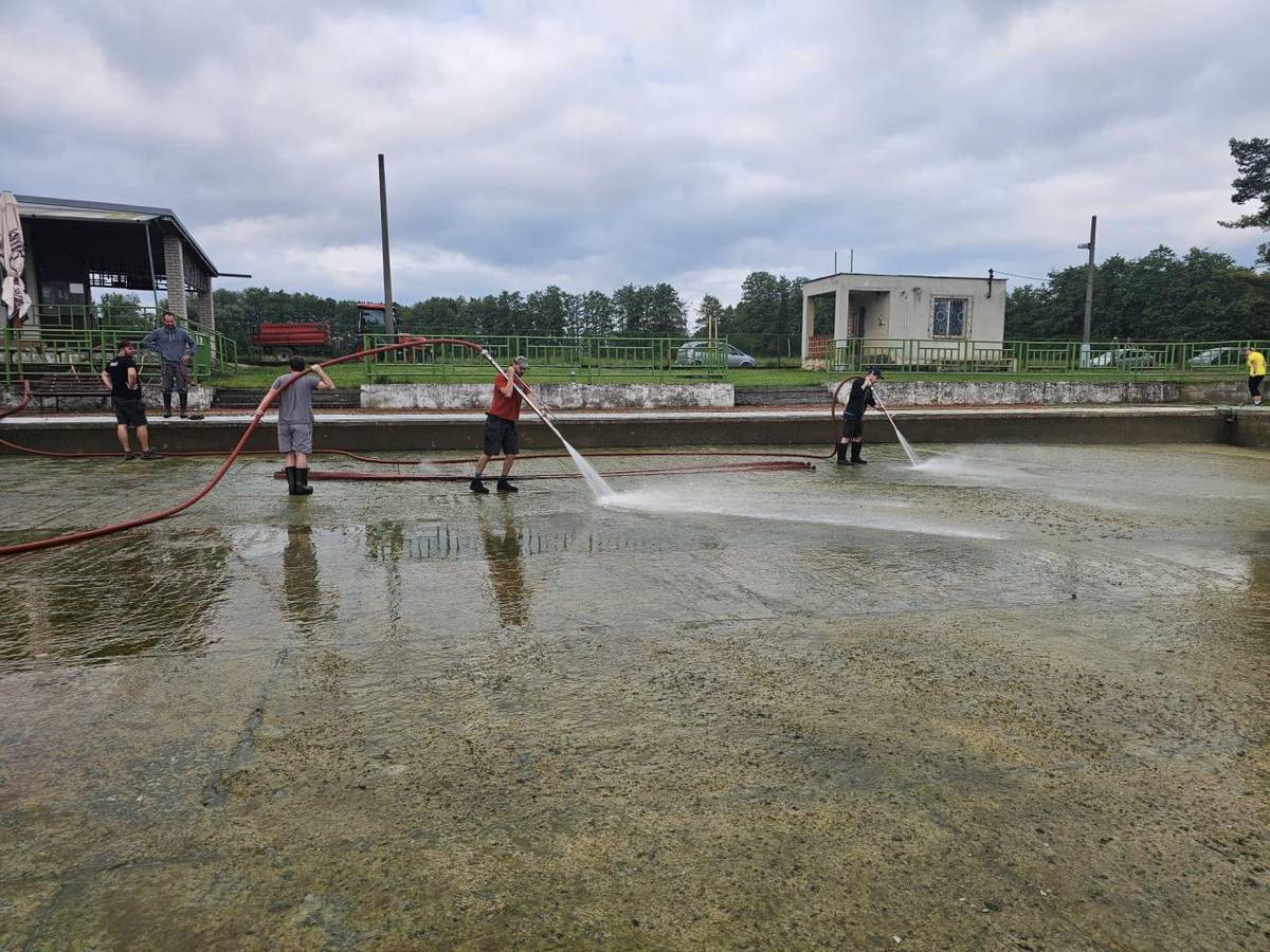 Čištění požární nádrže ve Slepoticích