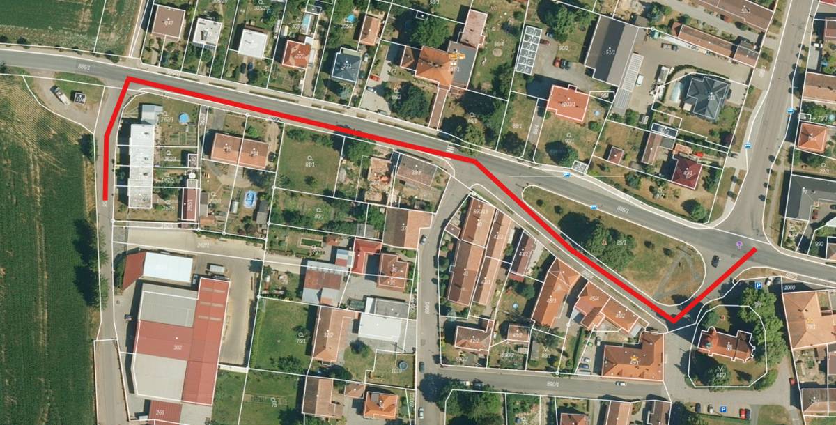 Stavba kanalizace se posunuje do další etapy, od úterý 26.5.2026 bude probíhat v místní komunikaci u pomníku padlých. Prosíme obyvatele o uvolnění prostoru na dotčených komunikacích – neparkovat (úterý 26.5.2026)