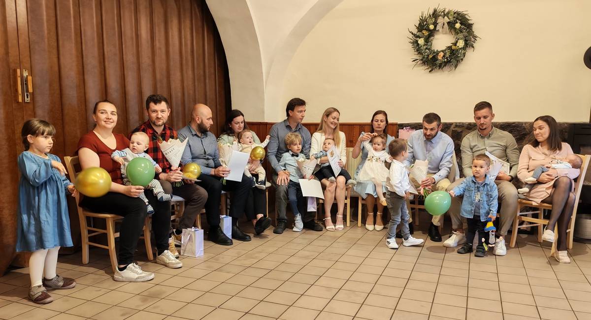 Minulý víkend byl v naší obci plný úsměvů, radosti a těch nejkrásnějších setkání. Oficiálně jsme totiž do života v Dubanech přivítali naše nejmladší obyvatele s krásnými jmény: 💕 Sára, Antonín, Josef, Viktor a Tomáš 🍼 Přejeme všem novopečeným rodičům spoustu sil, trpělivosti a bezesných nocí co nejméně. A našim novým občánkům? Ať je pro ně dětství v Dubanech plné her, bezpečného objevování, skvělých kamarádů a hlavně lásky. Ať se vám v Dubanech krásně žije. 🏡🌳