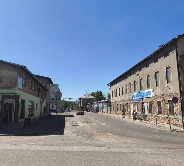 Název akce – II/302 Starostín – Broumov – hranice PR-ČR (Velká Ves–Otovice) Investor: Královéhradecký kraj společně s Interreg Česko-Polsko Zhotovitel: STRABAG a.s. Popis stavební akce: Jedná se o silnici II tř., která vykazuje množství nerovností a konstrukčních poruch. Stávající tloušťka vozovky je nevyhovující. Stávající šířkové parametry vozovky se nemění. Stavba se nachází z podstatné části v extravilánu i intravilánu města Broumov – Velká Ves – katastr Otovic. Začátek stavby je ve staničení 11,600. Konec stavby je v km 14,184. Délka stavby je 2 584 m. Součástí rekonstrukce bude kompletní úprava krytu vozovky a lokální oprava podkladních vrstev. Je navržen vjezdový ostrůvek a doplněno veřejné osvětlení v místě ostrůvků. Dojde k rekonstrukci propustků a doplnění propustků pod některými sjezdy. Ve staničení 12,200 – KÚ vpravo je navržena nezpevněná krajnice. Objízdná trasa: Rekonstrukce komunikace bude probíhat po polovinách, za částečné uzavírky a doprava bude řízena světelnou signalizací za provozu. Předpokládaný termín uvedení do provozu: 12.10.2026 Zdroj informaci: ÚDRŽBA SILNIC Královéhradeckého kraje a.s.