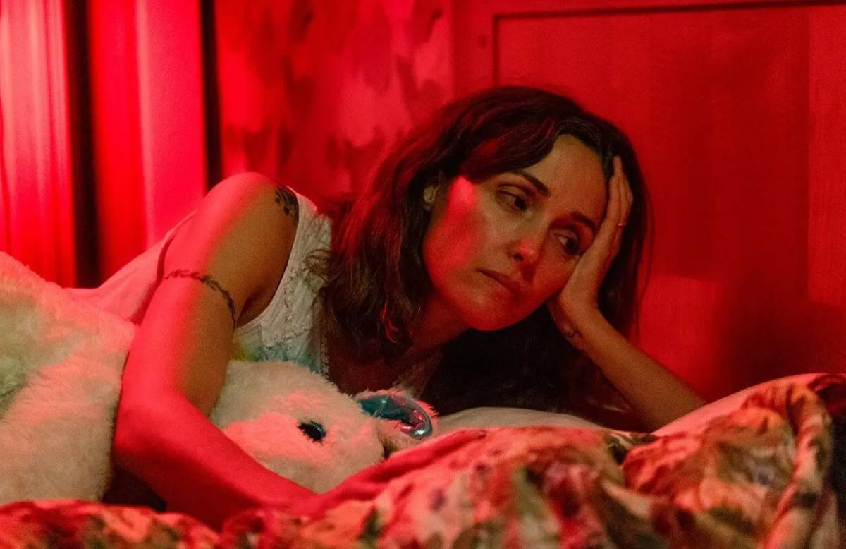 Divadlo Horní Počernice úterý 26. 5. od 19.30 hod.           režie: Mary Bronstein hrají: Rose Byrne, Conan O'Brien, Danielle Macdonald , A$AP Rocky, Ivy Wolk Nekompromisní ponor do hlubin mateřského vyhoření a psychického rozkladu, podaný s až nepříjemnou upřímností a absurdním humorem. Hlavní hrdinka Linda je terapeutka, které se život hroutí pod rukama v přímém přenosu. Zatímco se snaží pomáhat svým klientům, sama bojuje s izolací a vyčerpáním při péči o nemocnou dceru, která vyžaduje krmení sondou. Když se jí navíc v ložnici doslova proboří strop a ona skončí v pochybném motelu, začíná zběsilá spirála chaosu. Mezi nepřítomným manželem na telefonu, nepřátelským vlastním terapeutem a obří dírou nad hlavou Linda hledá zbytky příčetnosti.