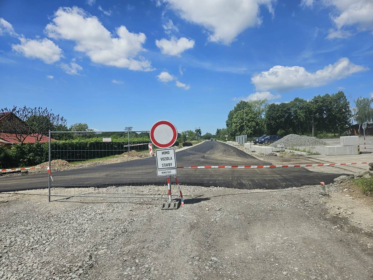 Vážení občané, rekonstrukce komunikace II/437 Dolní Újezd - Velký Újezd probíhá podle časového plánu. V tomto týdnu se v úseku Staměřice - rozcestí Výkleky pokládají jednotlivé asfaltové vrstvy. Žádáme Vás, aby jste v tomto úseku dodržovali dopravní značení, tedy zákaz vjezdu. O dalším postupu Vás budeme informovat, sledujte aplikaci MUNIPOLIS.