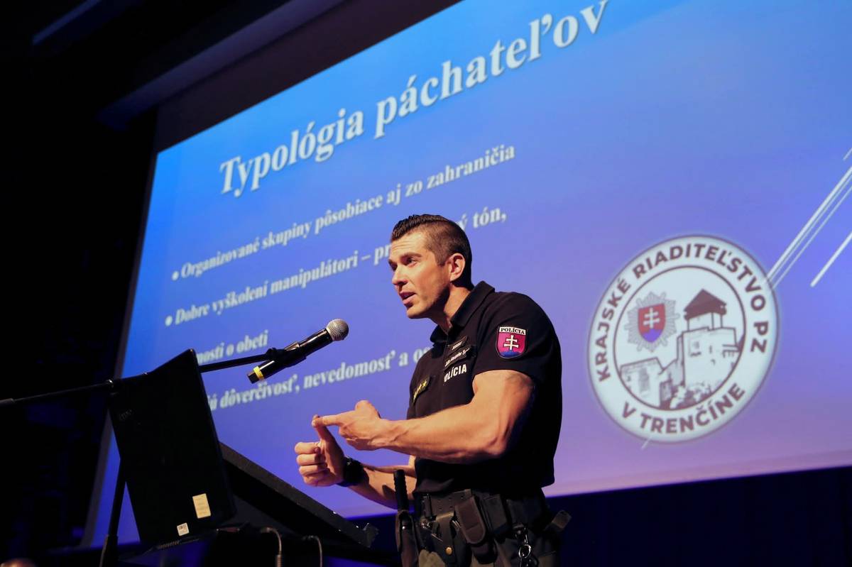 Informovanosť a prevencia patria medzi najúčinnejšie formy ochrany pred podvodníkmi. Aj preto sa 19. mája v Kultúrno – kreatívnom centre Hviezda uskutočnila preventívna prednáška s názvom Podvodné konania páchané na osobách vyššieho veku. Podujatie pripravilo Krajské riaditeľstvo Policajného zboru (KR PZ) v Trenčíne v spolupráci s mestom. Zamerané bola na ochranu seniorov pred čoraz častejšími podvodmi. Krajský policajný preventista [...]Čítať viac...