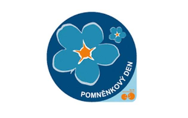 Pomněnkový den Připomínka pohřešovaných dětí.   Každý rok 25. května si připomínáme Mezinárodní den pohřešovaných dětí, známý také jako Pomněnkový den. Tento den je věnován dětem, které se z různých důvodů nevrátily ke svým rodinám, a současně upozorňuje veřejnost na důležitost prevence a ochrany těch nejzranitelnějších. Symbolem tohoto dne je pomněnka – drobná modrá květina, která vyjadřuje tichou výzvu, abychom na tyto děti nezapomínali. Připomíná, že naděje na jejich nalezení nesmí vyhasnout, ať už zmizely nedávno, nebo před mnoha lety. Policejní preventisté Krajského ředitelství policie Karlovarského kraje vyrazili do obchodního centra, aby veřejnosti tento den připomenuli.   Jak Pomněnkový den vznikl Historie tohoto dne sahá do roku 1983 ve Spojených státech amerických. Impulsem se stal případ šestiletého chlapce Etana Patze, jehož zmizení vyvolalo širokou společenskou diskusi o bezpečnosti dětí. Následně začaly vznikat databáze pohřešovaných osob a postupně se tato myšlenka rozšířila i do dalších zemí světa.   Důraz na prevenci Zmizení dítěte představuje vždy velmi závažnou situaci. Proto Policie České republiky dlouhodobě upozorňuje na význam preventivních opatření, která mohou riziko podobných událostí snížit. Mezi základní doporučení patří:  Vést děti k bezpečnému chování už od raného věku. Měly by vědět, že nemají komunikovat s neznámými lidmi ani s nimi nikam odcházet bez vědomí rodičů. V případě ohrožení by měly vyhledat pomoc u důvěryhodné dospělé osoby. Pravidelná komunikace s dětmi je klíčová. Rodiče by měli vědět, kde a s kým dítě tráví čas, a zároveň vytvářet prostředí důvěry, aby se dítě nebálo svěřit. Mít k dispozici aktuální fotografie dítěte, které mohou v případě pátrání výrazně pomoci s jeho identifikací. Využít krizovou linku 116 000, která funguje bezplatně v rámci celé Evropské unie a poskytuje pomoc rodinám i možnost nahlášení pohřešovaného dítěte.    Do pátrání po pohřešovaných dětech se může nepřímo zapojit každý z nás. Policie apeluje na občany, aby byli všímaví a nezůstávali lhostejní. Sdílení informací, včasné oznámení podezřelého chování nebo zvýšená pozornost mohou sehrát zásadní roli. Dalším užitečným nástrojem jsou tzv. KID karty, dostupné na stránkách  https://www.societyforall.cz/karta-kid  Tyto materiály pomáhají rozpoznat situace, kdy může být dítě v ohrožení, a poskytují návod, jak správně postupovat v souladu s jeho zájmem a právními předpisy. Jsou určeny nejen rodičům, ale i odborné i široké veřejnosti.   Pomněnkový den nám každoročně připomíná, že bezpečí dětí není samozřejmostí. Každé dítě má právo vyrůstat v bezpečí svého domova a je na celé společnosti, aby k jeho ochraně aktivně přispívala.   kpt. Bc. Zuzana Churaňová  krajská koordinátorka prevence kriminality