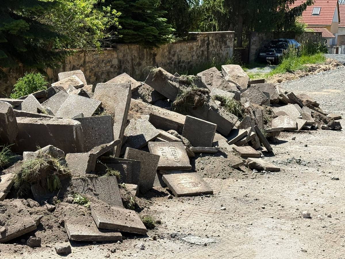 V těchto dnech probíhá odstraňování staré dlažby z chodníků v části Vrška - naproti hřišti. Máte-li zájem o tuto dlažbu, můžete si ji ihned odvézt z hromady na konci obce - viz. foto nebo nabrat přímo ze zbývající části chodníku. V každém případě nám ale dejte telefonicky vědět.