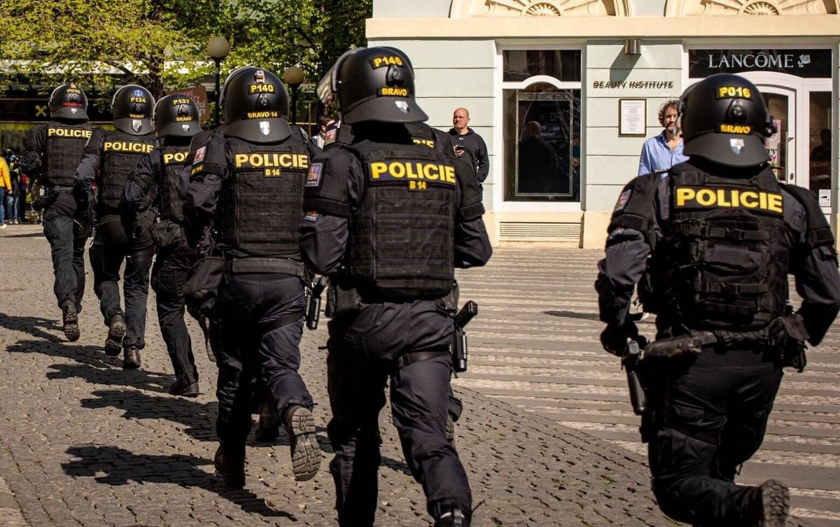 Ve čtvrtek 28. května, zhruba od 8 do 12 hodin, se v ulici Na Poříčí, v okolí budovy Okresního soudu ve Frýdku-Místku, uskuteční taktické cvičení Policie České republiky. Plánované cvičení je v gesci policie a nenaruší běžný provoz ve městě. V souvislosti s touto akcí ale může v okolí soudu dojít ke zvýšenému pohybu uniformovaných osob, služebních vozů a krátkodobě také ke zvýšené hladině hluku. Prosíme o zachování klidu a děkujeme za pochopení. UPOZORNĚNÍ NA TAKTICKÉ CVIČENÍ POLICIE ČR V OKOLÍ OKRESNÍHO SOUDU VE FRÝDKU-MÍSTKU | Frýdek-Místek