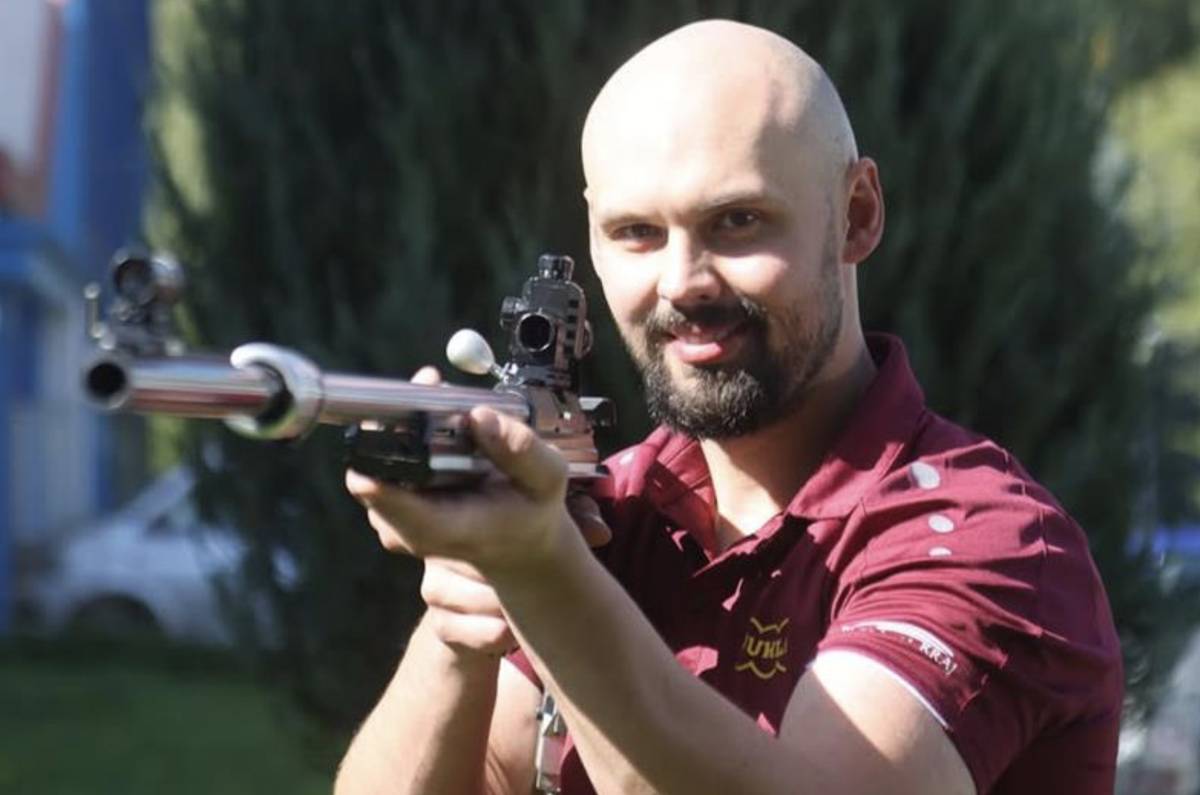Kraj Vysočina připravuje účast své výpravy na XII. letní olympiádě dětí a mládeže ČR, která se uskuteční od 21. do 25. června v Praze. Zástupci kraje aktuálně přebírají nominace sportovců a následně budou celou krajskou výpravu akreditovat. Už teď je ale jasné, kdo ponese krajskou vlajku při slavnostním zahájení. Vlajkonošem výpravy bude český reprezentant ve sportovní střelbě Petr Nymburský, který pochází ze západní části Vysočiny.  Slavnostní zahájení se uskuteční 21. června ve Fortuna Areně v Praze. Součástí programu bude nástup krajských výprav, olympijská přísaha, zapálení olympijského ohně i vystoupení zpěváka Bena Cristovaa.
