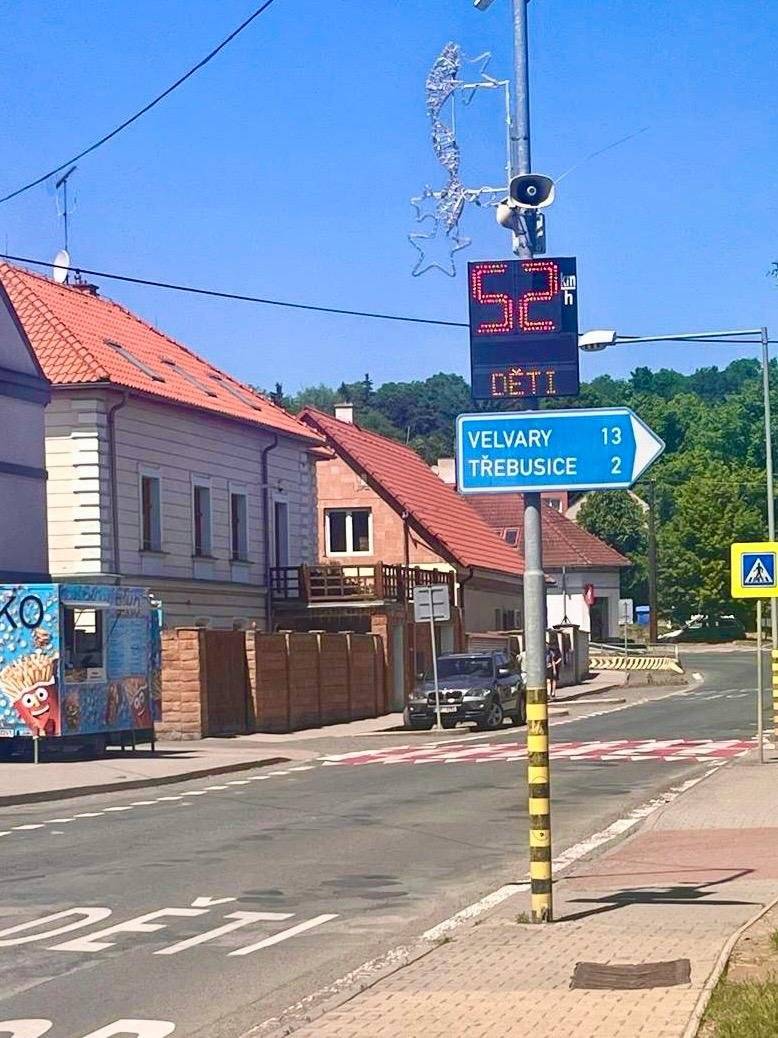 Nové radary jsou na místě. Když jsme slíbili, že budeme pokračovat ve zvyšování bezpečnosti v obci, nebyla to jen slova. Proto jsme nově instalovali měřič rychlosti u Kina a zároveň vyměnili stávající měřiče rychlosti u zdravotního střediska a Pod Lesíkem. Původní zařízení už byla za hranicí své životnosti a vzhledem k nedostupnosti náhradních dílů nebylo možné je dále spolehlivě provozovat. Nový radar u Kina jsme umístili těsně před přechod pro chodce, který využívají děti při cestě ze školy. Právě v těchto místech považujeme dodržování rychlosti za obzvlášť důležité. Věříme, že i tato opatření pomohou přispět k větší bezpečnosti řidičů, chodců i dětí v naší obci. A ano… 52 km/h těsně před přechodem opravdu není „tak akorát“. 🍀🙂