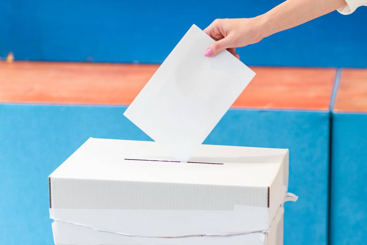 Mesto Trnava hľadá záujemcov o členstvo v okrskových volebných komisiách pre referendum, ktoré sa uskutoční 4. júla 2026.     Členom komisie sa môže stať občan, ktorý:  má minimálne 18 rokov je spôsobilý na právne úkony má trvalý pobyt na území SR    Záujemcovia budú do komisií zaradení v prípade, ak nebude naplnený zákonom stanovený počet členov.     V prípade záujmu o členstvo pošlite na eva.lackovicova@trnava.sk alebo klaudia.misikova@trnava.sk nasledovné údaje:  meno a priezvisko, dátum narodenia, doručovacia adresa, telefonický kontakt, e-mailový kontakt.  Do predmetu správy uveďte: „Člen OVK“.     Viac informácií nájdete v tomto článku.