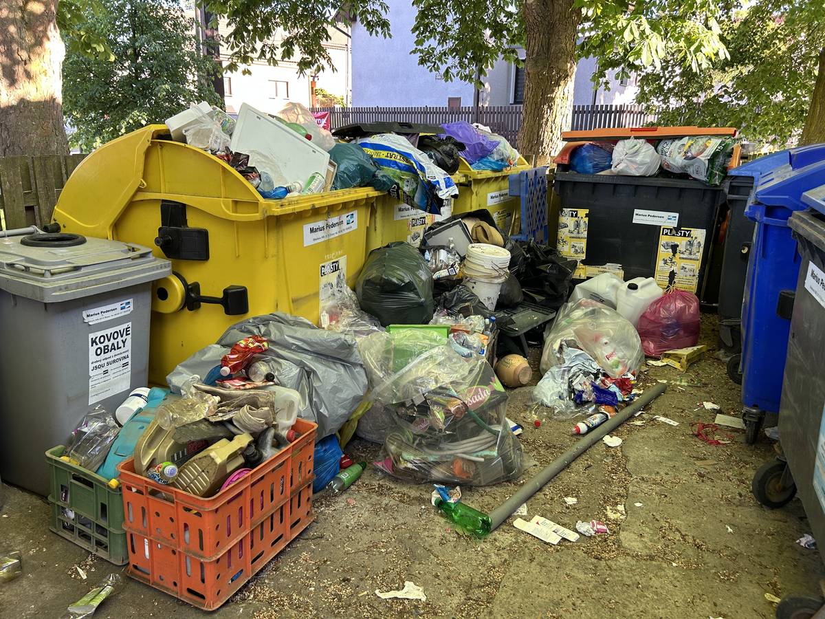 V pondělí 25. května bezohledný primitiv, omlouvám se za výraz, složil směs nepořádku na stanoviště tříděného odpadu na náves za obchod. Díky tomu nemohl proběhnout pondělní svoz kontejnerů s plasty. Zároveň musel pracovník údržby obce v úterý 26. května místo sekání a údržby zeleně nepořádek naložit a po telefonické dohodě odvézt, mimo standardní termín příjmu odpadu, na náš sběrný dvůr do Svojšovic. Díky výše uvedenému budou kontejnery s plasty až do dalšího, čtvrtečního, svozu plné. Prosíme proto občany, aby pro vyhození plastů využili jiná stanoviště. Zároveň v této souvislosti připomínáme, že od dubna tohoto roku má obec pro občany smluvně zajištěný sběrný dvůr, který ve Svojšovicích provozuje firma AHV ekologický servis. Více informací na webu obce a na webu firmy. O to více zarážející je chování dotyčného jedince... V neposlední řadě děkujeme všem slušným občanům za dodržování pravidel odpadového hospodářství v obci!