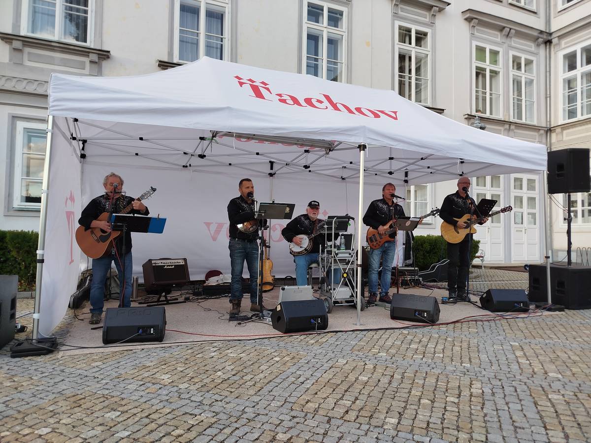 Koncert, Tachovský zámek, Rokycanova 1, 34701 Tachov, pátek 29. 5. 2026 od 18.30. Letní zpívané na zámku zahájí vystoupení oblíbené tachovské country kapely Sebranka.